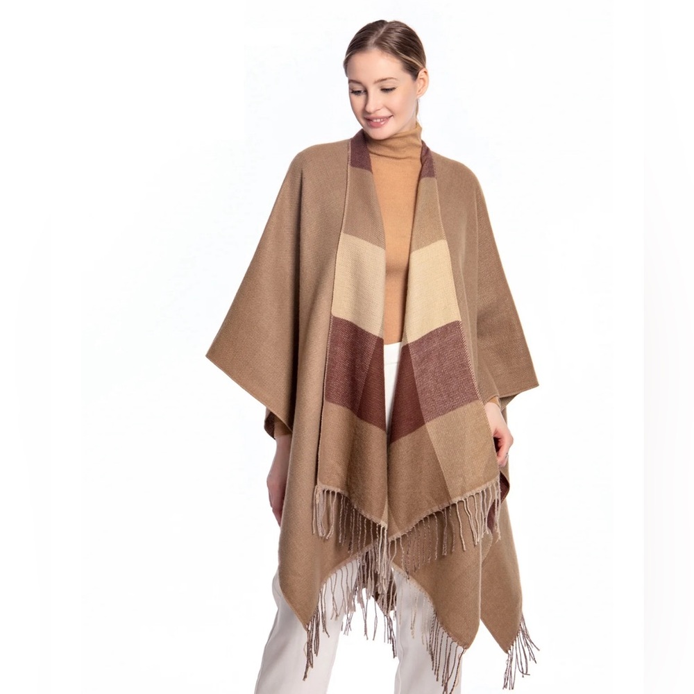 Oversized plaid poncho.
Fringe bottom.